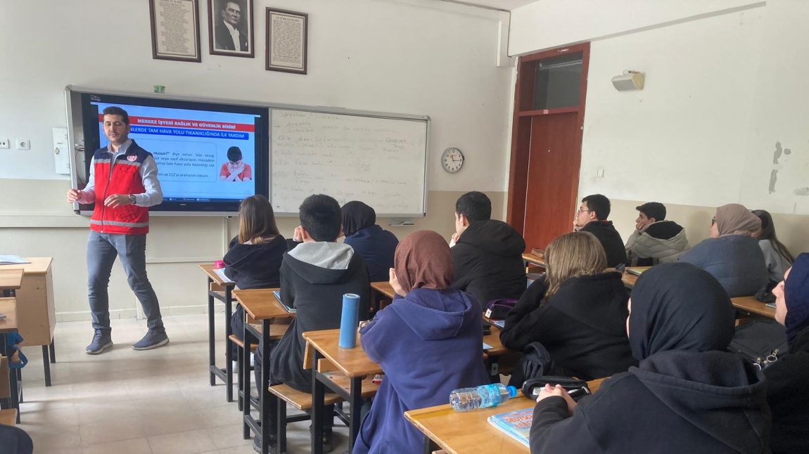 İl Milli Eğitim Müdürlüğü İlk Yardım Eğitim Mesleğinde gelen İlk yardım Eğitmeni okulumuzda İlk yardım semineri vermiştir